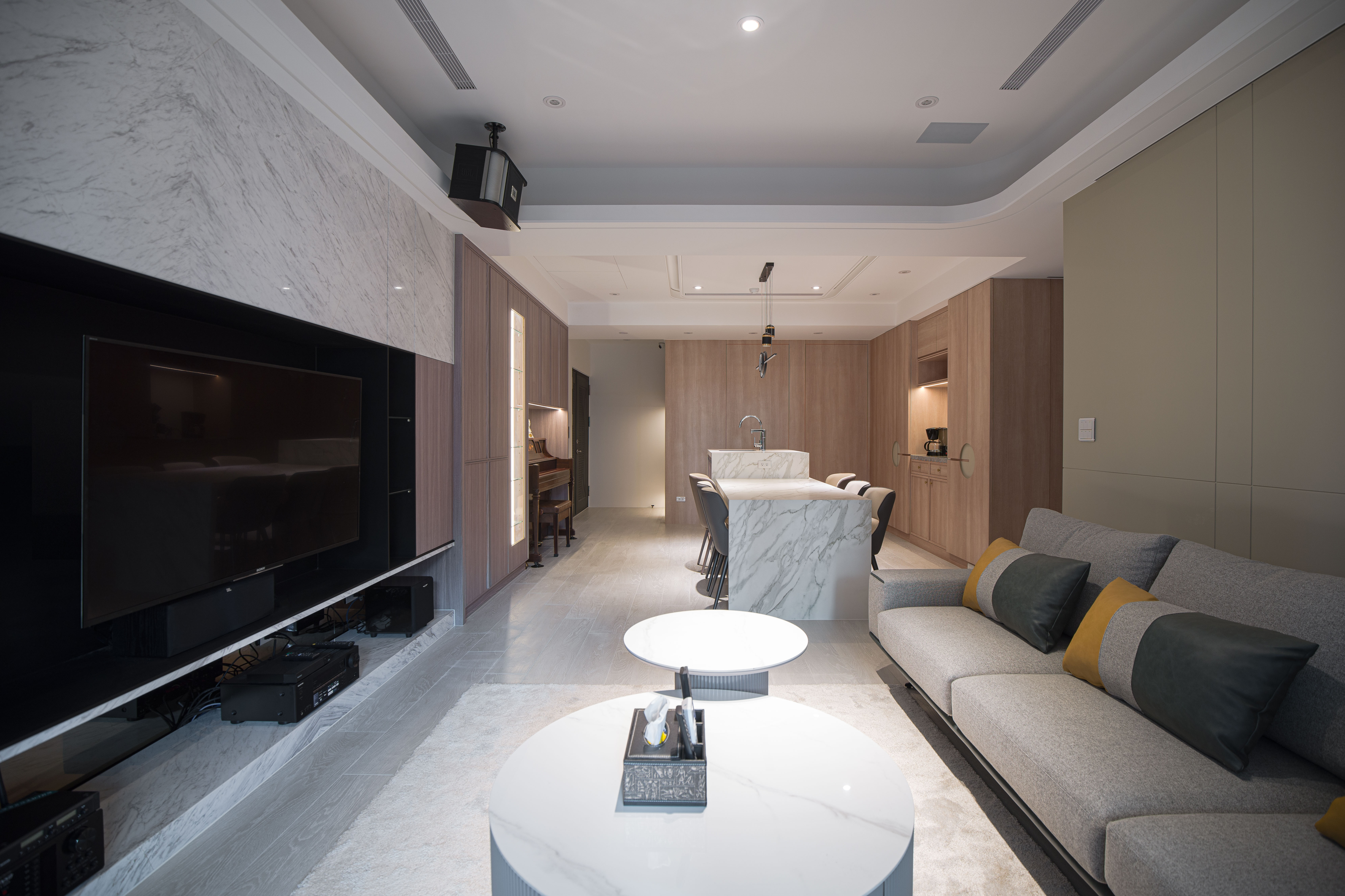 老屋浴室翻新案例，運用灰色大理石磁磚營造現代簡約風格，搭配玻璃淋浴間、隱藏式收納櫃，提升空間機能與美觀度。全新懸空浴櫃與節水馬桶，讓老屋煥然一新，打造兼具時尚感與實用性的舒適衛浴空間。